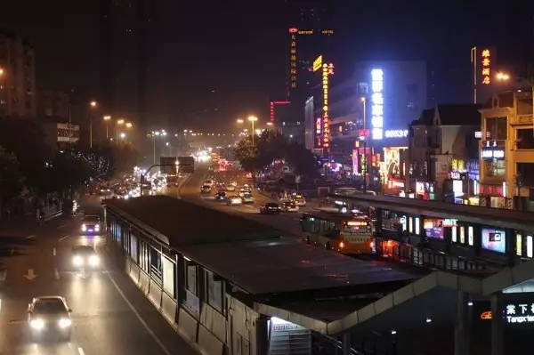 阿強(qiáng)家的酸菜魚你一定吃過，但你知不知道她為何只選路邊開店？