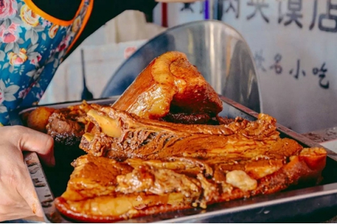 第一次吃西安肉夾饃，怎么假裝成為老桿模樣？