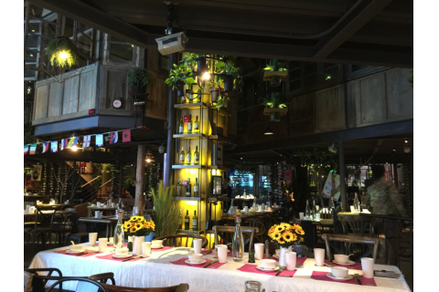 怎么去搭配？主題餐廳餐桌椅